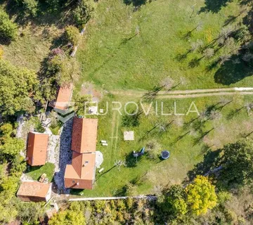 Gračac, lijepo imanje u prirodi sa četiri kamene kuće i brojnim sadržajima