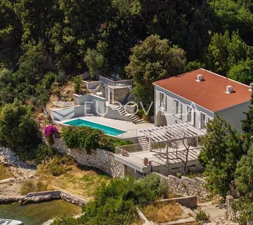 Trogir, dalmatinska vila s bazenom u prvom redu do mora - cover