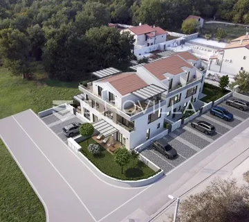 Poreč, prekrasan trosobni stan u kući u nizu od 125 m2 s velikim vrtom