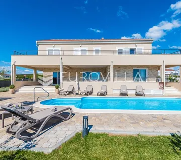 Sukošan, Debeljak, prekrasna villa s bazenom na mirnoj lokaciji