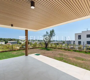 Istra, Novigrad, stan s 2 spavaće sobe s vrtom u prizemlju 115 m², parkirno mjesto