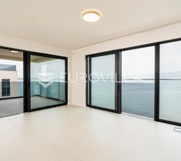 Zadar, Privlaka, luksuzni dvosoban stan 1. red do mora, 114,01 m²