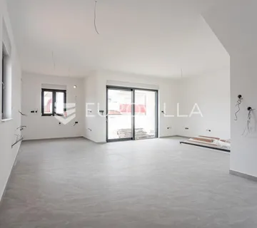 Vodice, prostran trosoban stan, 125,82 m²