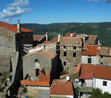 Istra, Motovun, kamena kuća za adaptaciju s dvorištem i poslovnim prostorom