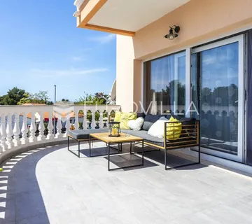 Vodice, kuća od 301 m2, turistička zona 250 m od plaže