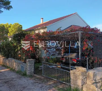 Brač, Milna, obiteljska kuća uz more - cover