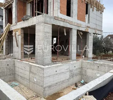 Istra, Pula, stan u prizemlju s bazenom