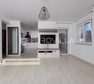 Rijeka, Draga, moderan trosoban stan od 82 m² sa sunčanim balkonom i sjenovitom terasom