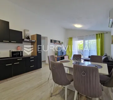 Vir, elegantan trosoban apartman u centru Vira, 600 m od plaže