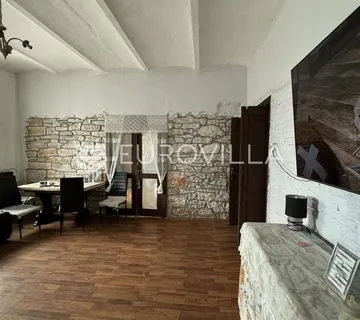 Pula, Centar, prostran stan s dodatnim objektom za renovaciju