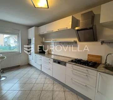 Đakovo, Vila, stambeno, poslovna katnica, 326 m²