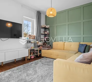Istra, Funtana, novouređeni stan 60 m² u visokom prizemlju sa lijepim vrtom