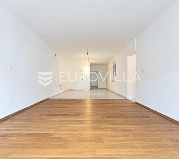 Osijek, Retfala, završen četverosoban stan sa dvorištem od 50 m² - cover