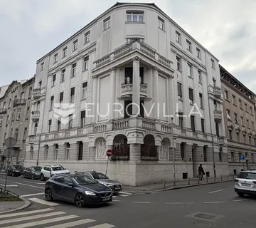 Svačićev Trg, reprezentativan četverosoban stan, piano nobile, za adaptaciju - Zagreb