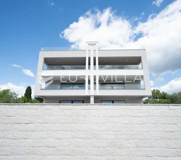 Zadar, Crno, moderan trosoban stan s bazenom, 95 m²