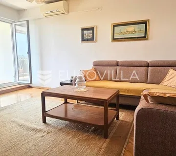 Split, Žnjan komforan trosoban stan od 99,8 m² južne orijentacije s pogledom na more