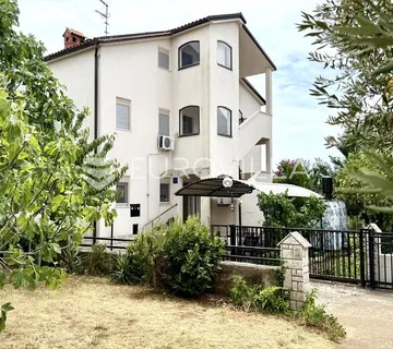 Medulin, Kuća sa tri apartmana i pogledom na more