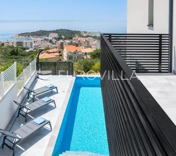 Makarska, dvoetažni trosoban stan, s bazenom