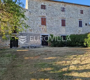 Istra, Tar, kamena kuća u nizu za renovaciju s okućnicom, 500 metara od mora