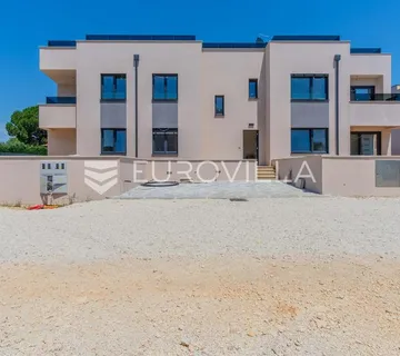 Istra, Poreč, trosoban stan u prizemlju