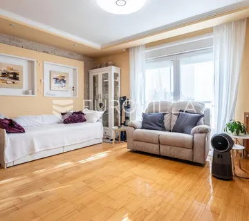 Vodice, prekrasna kuća sa apartmanima i bazenom