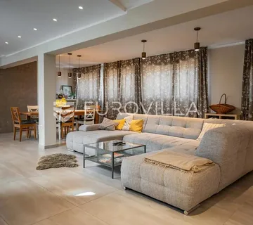 Istra, Medulin, višesoban penthouse s predivnom terasom i pogledom