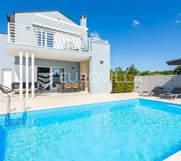 Istra, Svetvinčenat, moderna i elegantna vila 230 m², na uređenoj okućnici