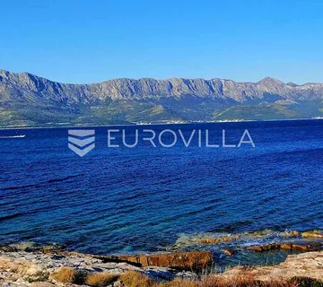 Sućuraj, poljoprivredno zemljište površine 38886 m² u prvom redu do mora