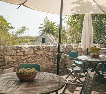 Mali Lošinj, Susak, dvojna tradicionalna kamena kuća 159 m²