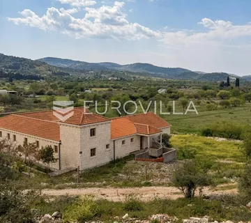 Brač, Nerežišća, kamena vila na prostranom imanju od 28.122 m²