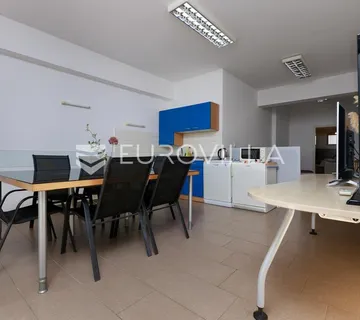 Kastav, poslovni prostor 120 m² u prizemlju novije zgrade, dvije kupaonice, tri radne prostorije