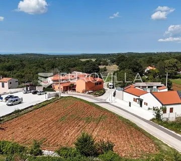 Istra, Tinjan – Građevinsko zemljište uz cestu, mirna lokacija, pogled na more