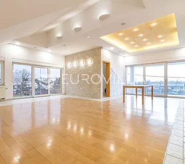 Zaprešić, stambeno poslovna kuća 950m2 sa skladišnom halom, vrhunska lokacija - cover