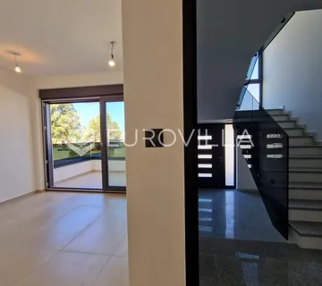 Vir, trosobni apartman s vrtom, novogradnja, top lokacija