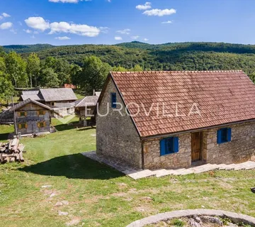 Lika, Plitvička jezera, ograđeno imanje 40.000 m² s 11 kuća, izuzetna rijetka investicija - cover