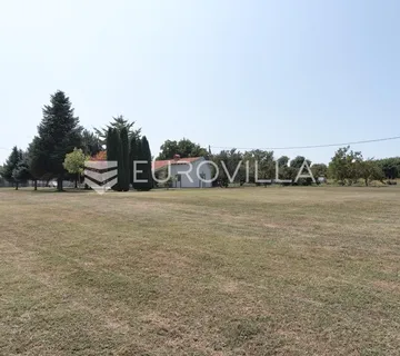 Osijek, Tvrđavica, zemljište s kućom 6924 m² izlaz na dvije ceste, 40 m fronte - Tvrđavica, Osijek