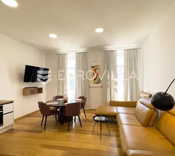 Istra, Pula, u centru grada moderno opremljen trosobni stan 85 m² - Medulin