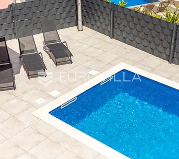 Malinska, adaptirana kuća s tri stana 280,72 m², 800m od mora - cover