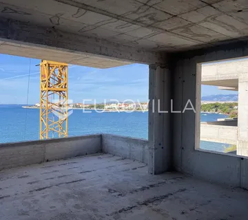Otok Pag, plaža Perilo, trosoban stan u luksuznoj novogradnji PRVI RED DO MORA - cover