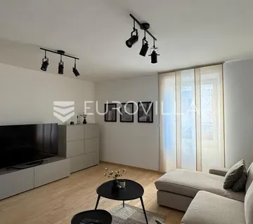 Istra, Pula, renovirana i namještena kuća nedaleko pulske Arene, 93 m², dvorište 63 m² - cover