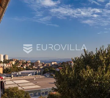 Rijeka, Škurinje, trosoban stan s balkonom i pogledom na grad i more