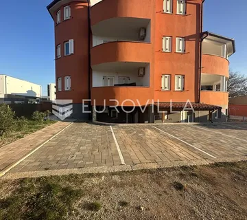 Istra, Medulin, trosoban stan u suteranu NKP 76 m2, novija zgrada