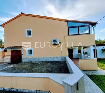 Istra, Motovun, prekrasna kuća sa dva stana i konobom - Karojba