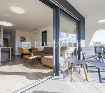 Istra, Medulin, trosoban stan u modernoj, novoj stanogradnji 94 m², prvi kat