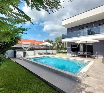 Šišan, moderna villa s bazenom na mirnoj lokaciji