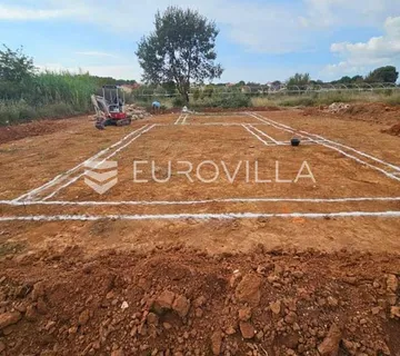 Istra, Pula, građevinsko zemljište s projektom neto korisne površine od 580 m²
