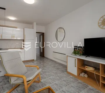 Istra, Vrsar, Funkcionalan stan s prostranom terasom na odličnoj lokaciji