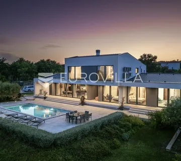 Istra, Rakalj, moderna vila s velikim vanjskim grijanim bazenom i velikom okućnicom - cover