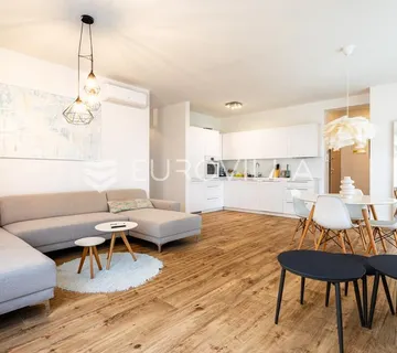 Betina, prekrasan trosoban stan s bazenom i pogledom na more, 112,75 m² - cover