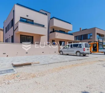 Istra, Poreč, trosoban stan s vrtom